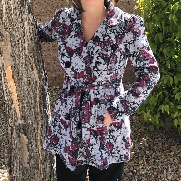 LA Kitty Beautiful Floral Sweater With Pockets - Picture 2 of 8